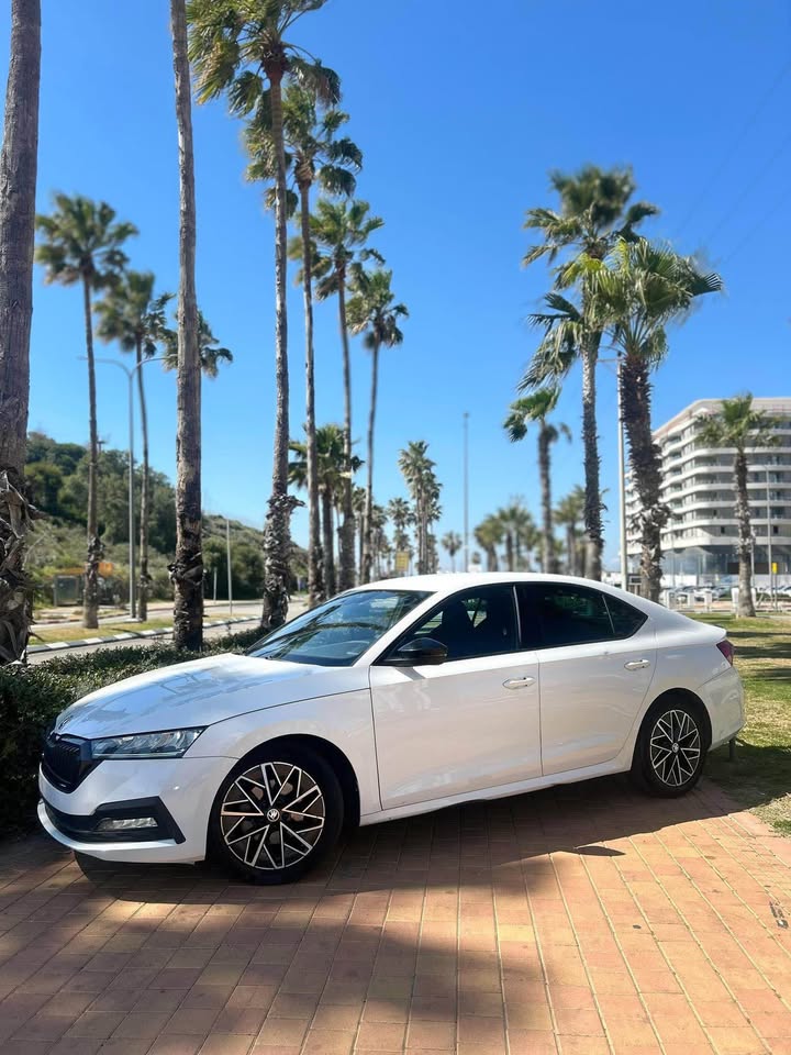 סקודה אוקטביה דינמיק 
שנת:2021 יד 01 
מנוע 2000 טורבו דיזל כיסאות בקט 
 מפתח חכם ועוד הרבה תוספות 
כל מערכות הבטיחות המתקדמות גלגלי מגנזיום 
מצלמת רוורס חיישנים 360