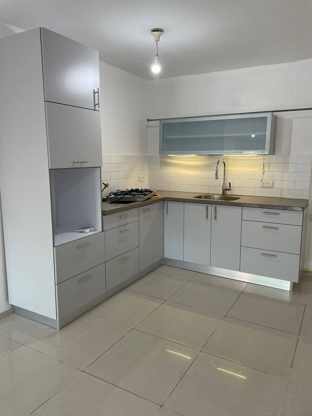 רח' שמואל הנגיד מחוז חי אשדוד
דירת 3.5 חדרים משופצת ויפה
קומה 1 מתוך 6, יש ממ"ד (חדר בטיחות)
מרפסת שמש נעימה
מיקום מעולה ברובע ה הפופולרי
כניסה: 9/1/26