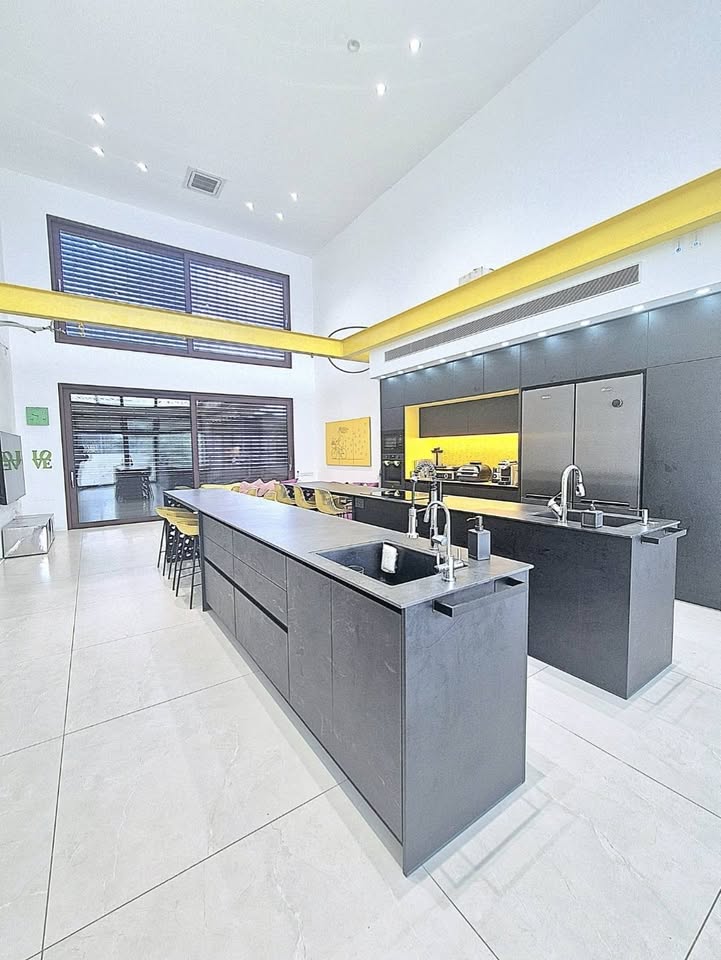 וילה בשדרות  בשכונת האחוזה🏡🏡
מגרש 500 מ"ר בנוי 270 מ"ר
✔️ וילה חדשה בת 4 שנים
✔️ בנוי על 2 מפלסים (6 חדרים)
✔️ בנוי בשיטה מתקדמת של חברת מייטק