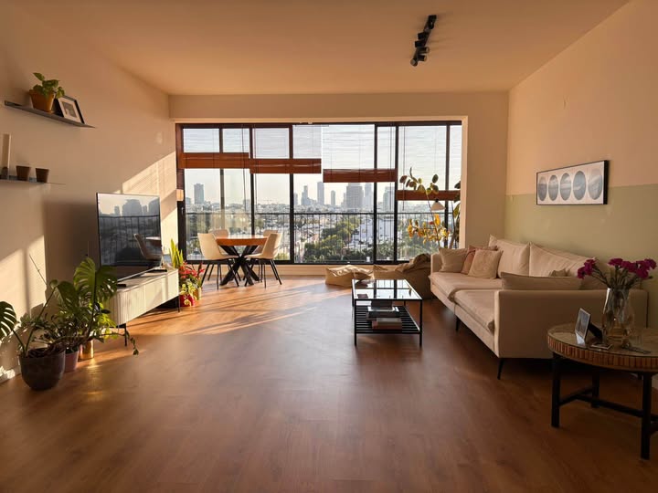 בצפון הישן והשקט ליד מתחם באזל
רחוב: אמסטרדם
שכונה: הצפון הישן
דירת 4 חדרים מעוצבת בסנטרד גבוה, גדולה ומרווחת , נוף פתוח לכל תל אביב מויטרינה ענקית🏞️