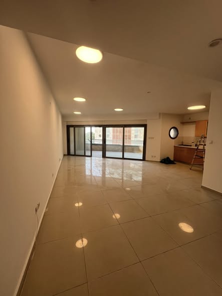 בנופי ים בגוש הגדול ברחוב ישה חפץ
דירת 4 חדרים (100 מטר) עם מרפסת ענקית
(36 מטר).
מוארת מרווחת ושקטה