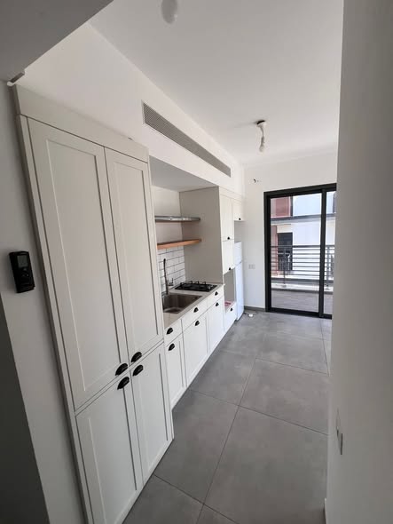 ללא תיווך- ביסוד המעלה 37 ת"א  
דירת 3 חדרים כ60 מ"ר+ מרפסת 8 מ"ר דירה עורפית
 בניין חדש, קומה גבוה עם נוף לכל העיר, יש 
ממ"ד ומעלית