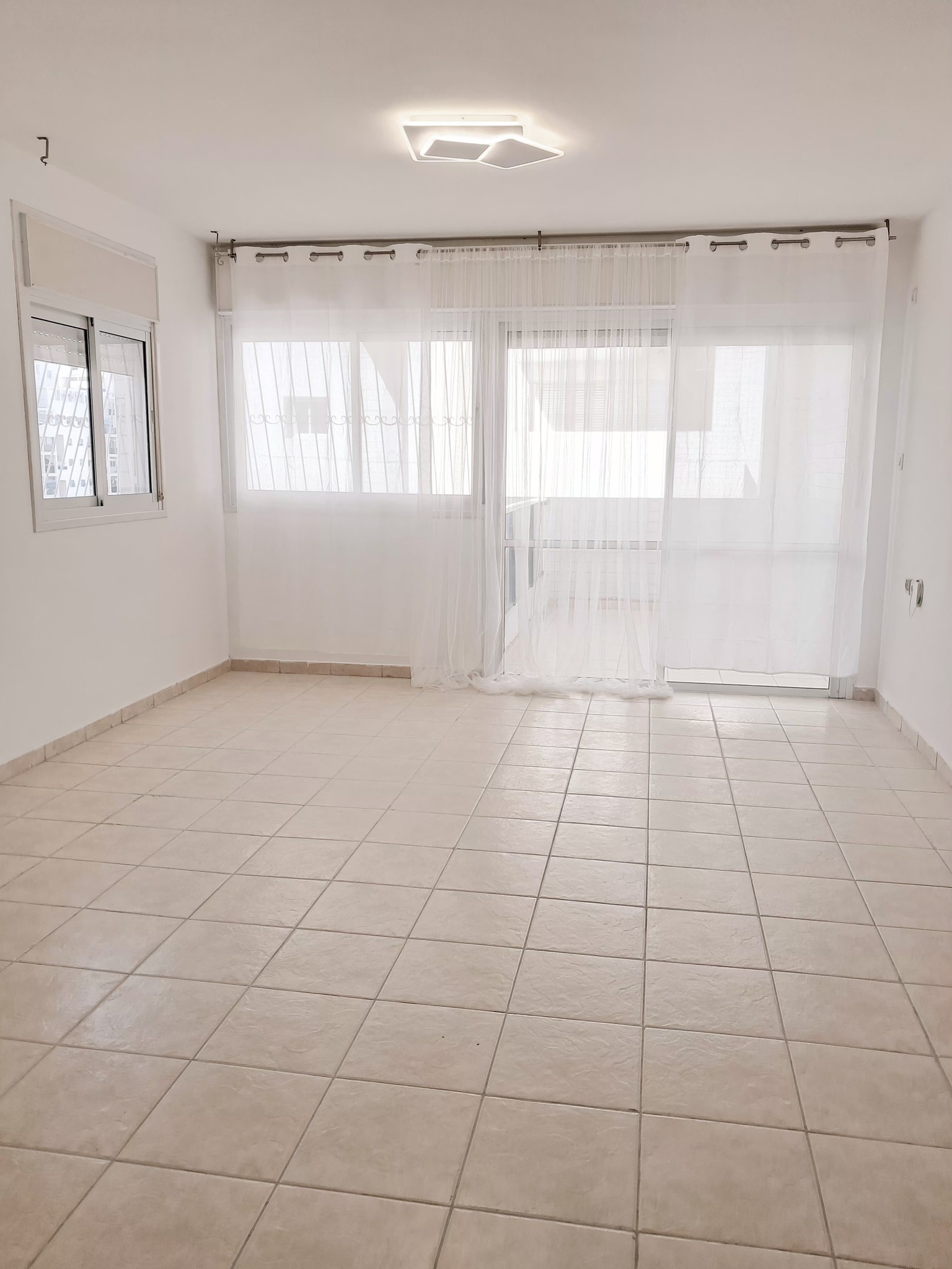 להשכרה דירת 4.5 חדרים מקסימה בסיטי, 6000₪
ללא תיווך! משופצת. 4 כיווני אוויר. קומה גבוהה. מרפסת שמש