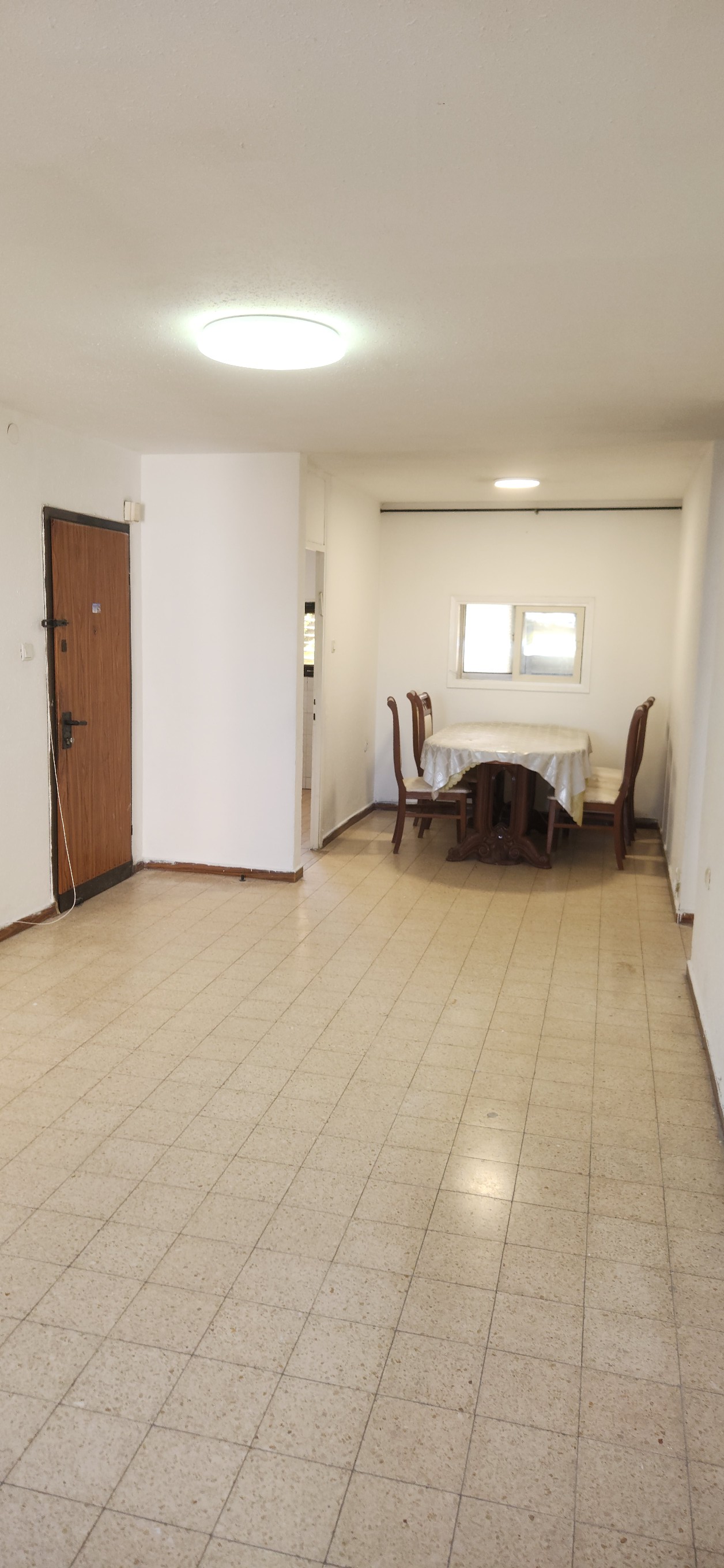 דירת 3.5 חדרים ברובע ה' רח' אבן עזרא קומה 3 מתוך 4 ללא מעלית. ללא תיווך לטווח ארוך. מחיר: 3,800