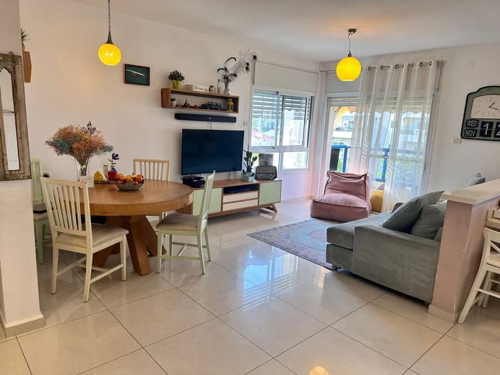 ללא תיווך. 4.5 חדרים בלב יבנה ברחוב הנופר/ אטד המבוקש. מרפסת לנוף פתוח ומרפסת נוספת בחדר הורים, הסגורה לחצי חדר נוסף..מזגן מיני מרכזי, רשתות בחלונות. ממ״ד